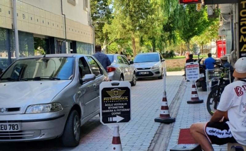 Araç trafiğine kapalı caddede otopark esnafları zor durumda bırakıyor