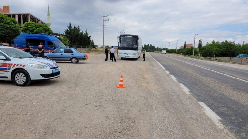 jandarma tarafından yük ve yolcu taşıyan araçlar ile sürücülerin denetlendi