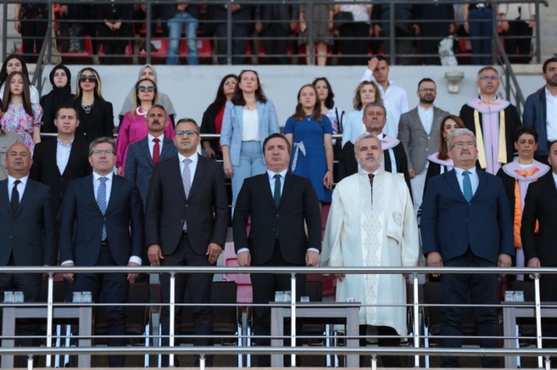 Vali Aydoğdu gençler bizler sizlerden yaşlıyız sizler bizden büyüksünüz dedi