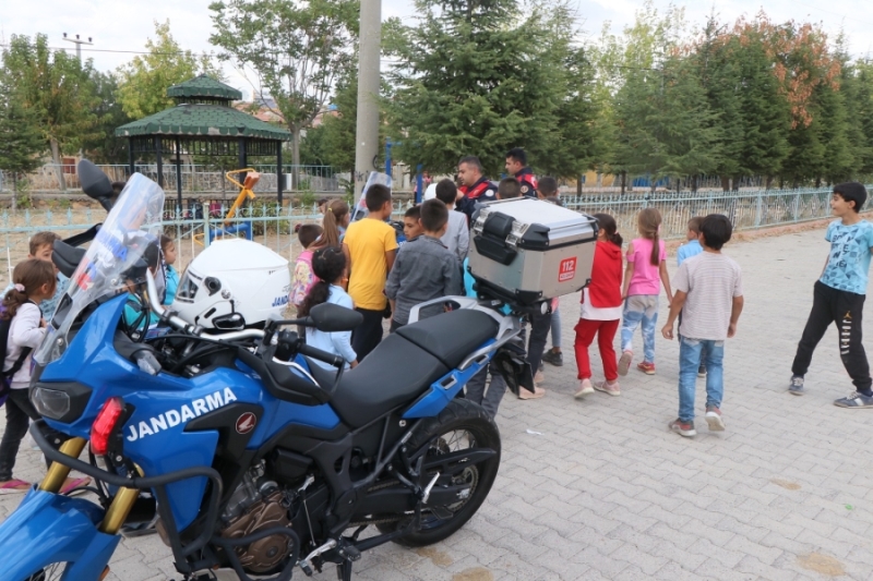 Aksaray jandarma ekipleri bu kez köy köy gezerek çocuklara sürpriz ziyaret yaptı