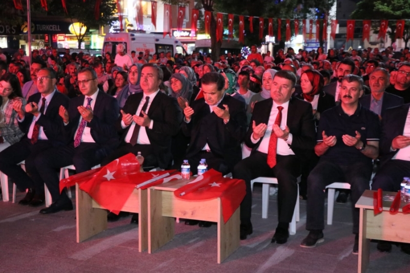 Aksaray’da  dualar eşliğinde demokrasi nöbeti tutuldu.
