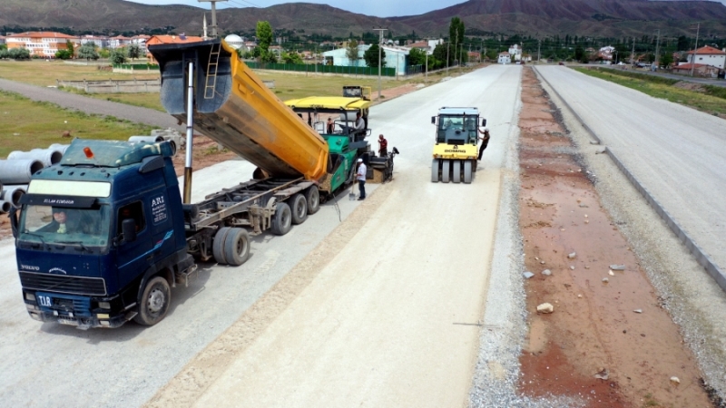 ŞEHRİN 15 NOKTASINDA EŞ ZAMANLI OLARAK SICAK ASFALT, YOL VE KALDIRIM ÇALIŞMASI YAPILIYOR