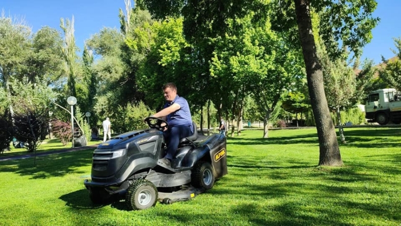 BAŞKAN DİNÇER PARK VE YEŞİL ALANLARDA YÜRÜTÜLEN ÇALIŞMALARI İNCELEDİ 