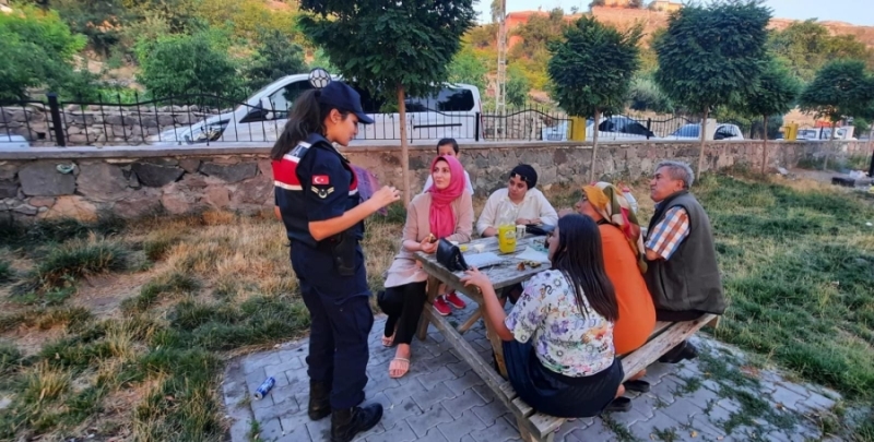 Aksaray Jandarması düğünlerde, piknik alanlarında ve turizm bölgelerinde KADES broşürü dağıtıyor 