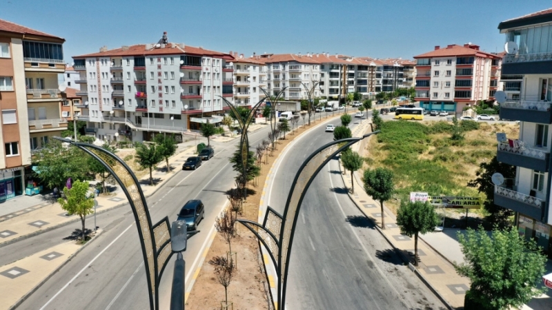 Aksaray Atatürk Bulvarına yerleştirilen 70 adet dekoratif aydınlatma bulvarın güzelliğine güzellik kattı.