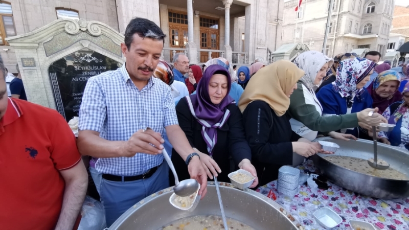 AK Parti  Yüz Yüze 100 Gün programı çerçevesinde aşure ikramı gerçekleştirildi.