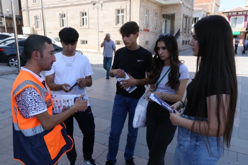 AFAD Aksaray’da vatandaşlara broşür dağıtarak depreme karşı bilinçlendirdi. 