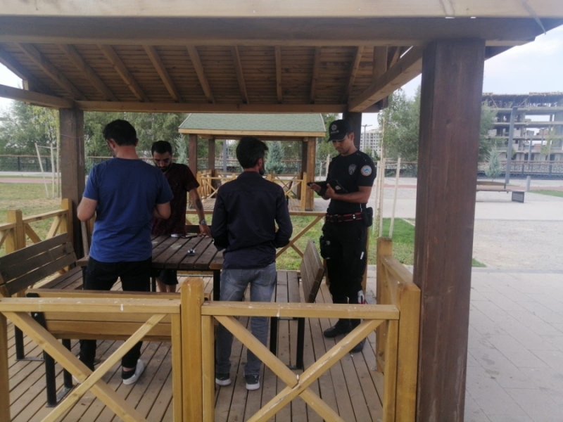 Aksaray polisi Park ve bahçelere şok baskın yaptı