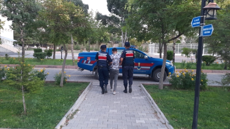 Jandarma Hakkında 13 Yıl 10 Ay 6 Gün Kesinleşmiş Cezası Bulunan Şantajcıyı Yakaladı 