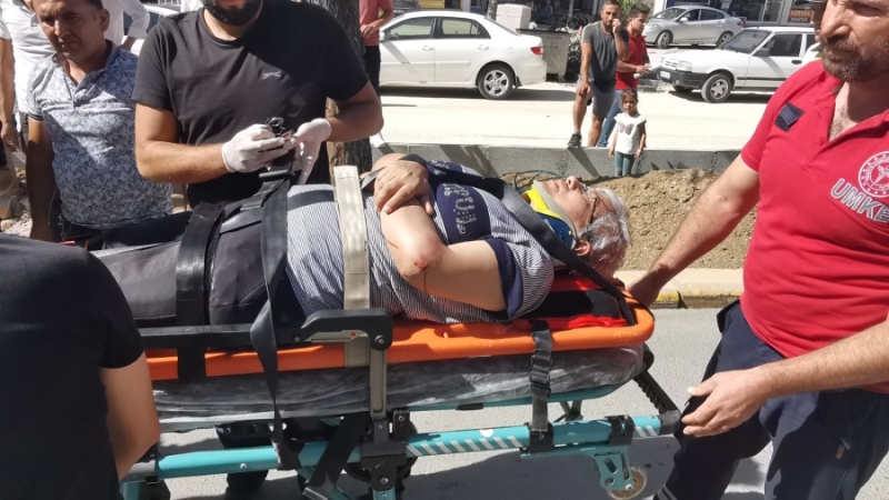 Aksaray da karşıdan karşıya geçmeye çalışan yaşlı kadına otomobil çarpıştı 