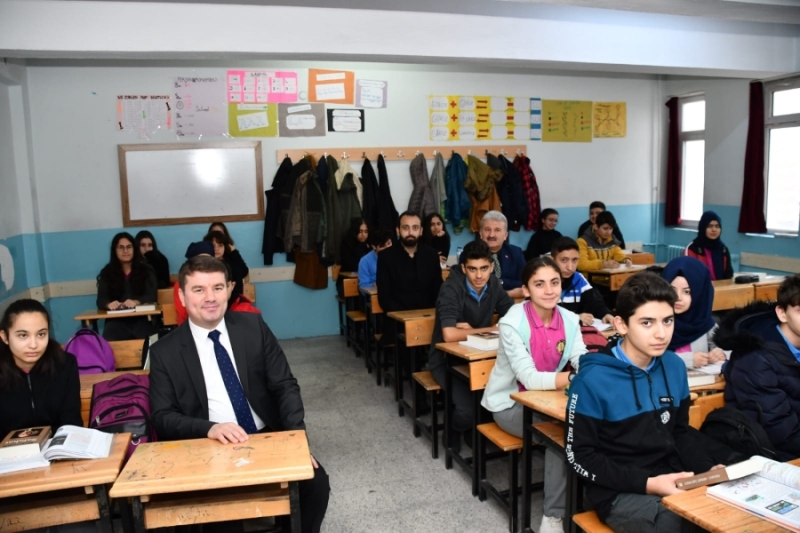 Başkan Dinçer geleceğimizin teminatı olan öğrencilerimize başarılar diliyorum dedi