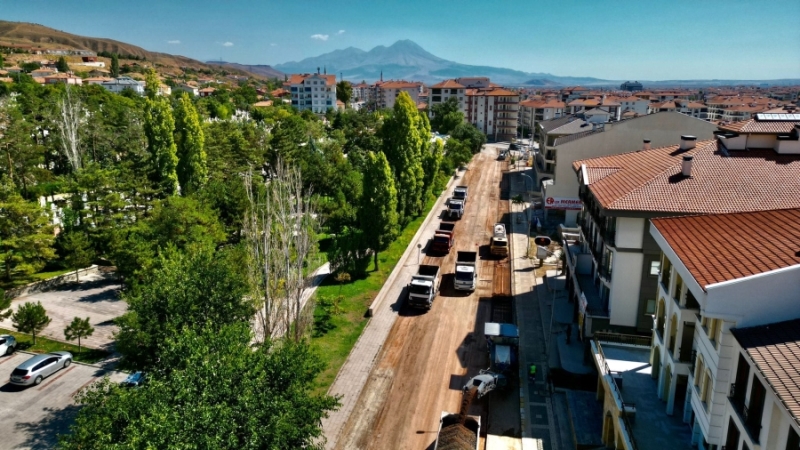 AKSARAY BELEDİYESİ İSALE HATTININ GEÇTİĞİ NOKTALARDA BOZULAN YOLLARI YENİLİYOR