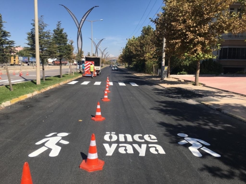 YAPIMI TAMAMLANAN YOLLARIN ÇİZGİ BOYAMA ÇALIŞMALARI GERÇEKLEŞTİRİLİYOR
