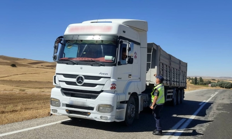 Taşımacılık yapan ve trafiği tehlikeye düşüren  3 araça ceza kesildi