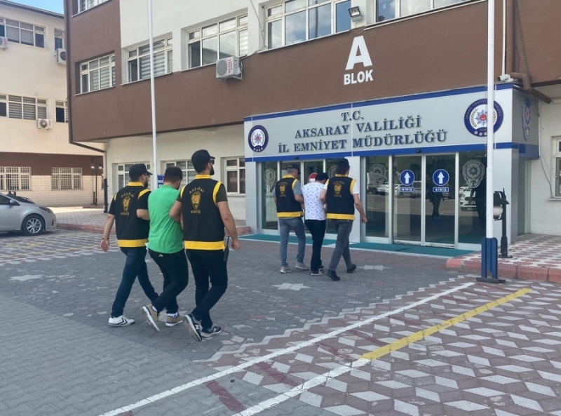 Aksaray emniyet müdürlüğü son bir haftada çeşitli suçlardan aranan şahısları suç unsurları ile beraber yakalayarak adalete teslim etti