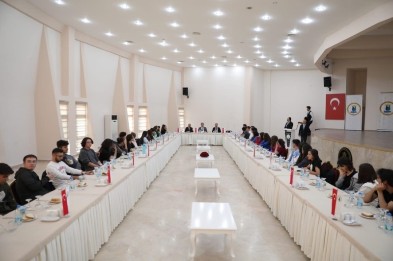 Aksaray Valisi liseli gençlerle sosyal deney yaptı