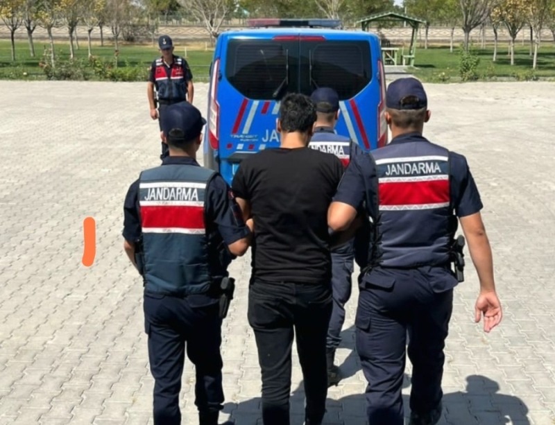 Aksaray’da hakkında 1 yıl 8 ay kesinleşmiş hapis cezası olan ve uyuşturucu madde kullanmak ve bulundurmaktan aranan şüpheli yakalandı
