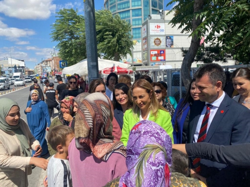 AKSARAYLI VATANDAŞ: KENDİN BİR SOĞANA RAZI GELİYORSUN AMA KÜÇÜK ÇOCUKLARINA LAF GEÇİREMİYORSUN. BAŞKA ÇOCUKLARIN YANINDA MAHRUM KALIYORLAR