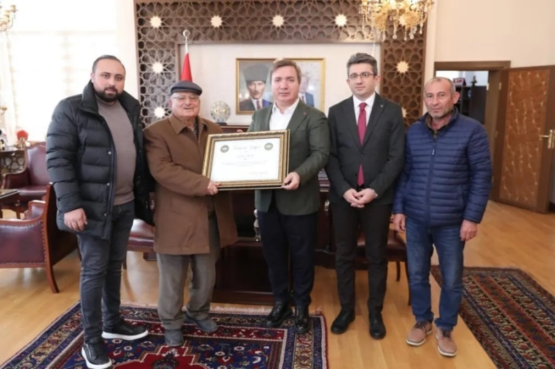 Vali Aydoğdu’dan hayırsever iş insanına teşekkür belgesi  