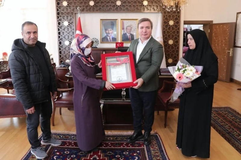 Vali Aydoğdu Şehit Lokman Akçağlayan’ın ailesine şehadet belgesini takdim etti