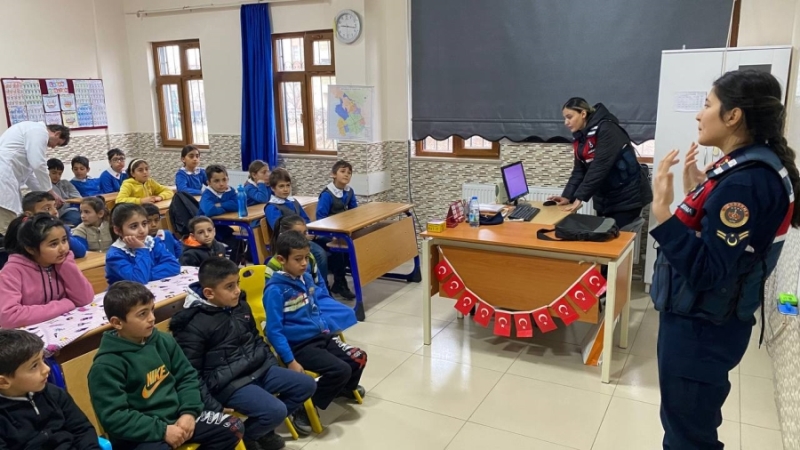 Jandarma öğrencilere internet bağımlılığı ve güvenli internet kullanımı konularında eğitim verdi
