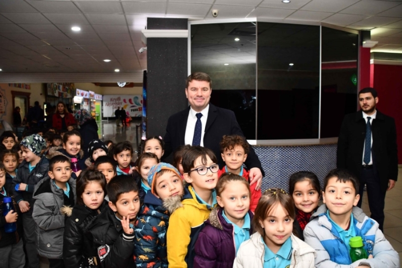 BAŞKAN DİNÇER’DEN ÖĞRENCİLERE ÜCRETSİZ SİNEMA BİLETİ JESTİ