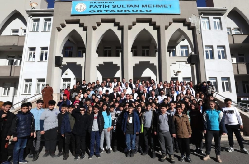 Vali Hamza Aydoğdu öğrencilerin karne sevincine ortak oldu