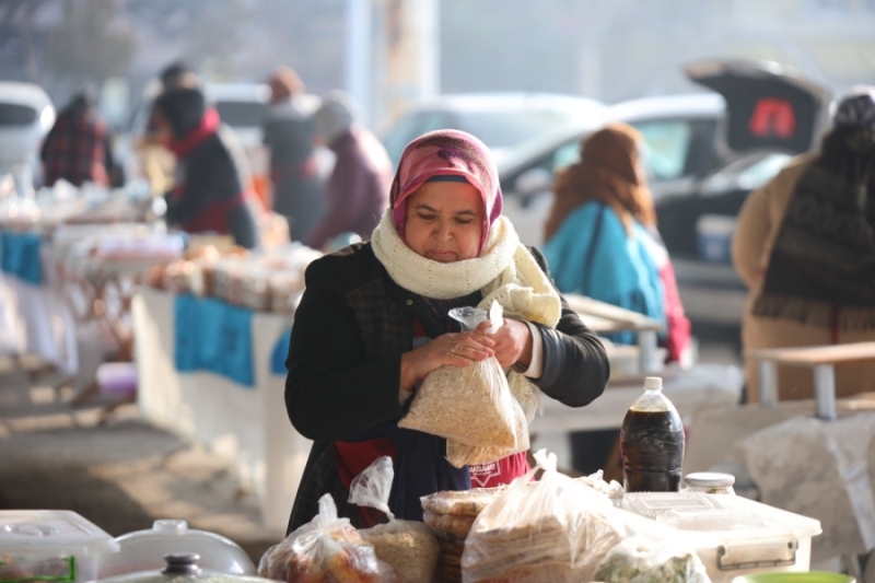 HANIMELİ PAZARINDA ALIŞVERİŞ YOĞUNLUĞU YAŞANIYOR