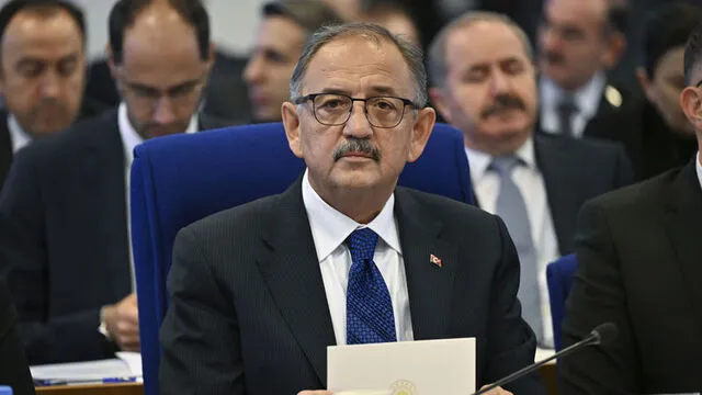 BAKAN MEHMET ÖZHASEKİ”BAZI MUHALEFT BELEDİYELERİ SELFİLERİYLE DEPREM TURİSTİ OLDULAR!”