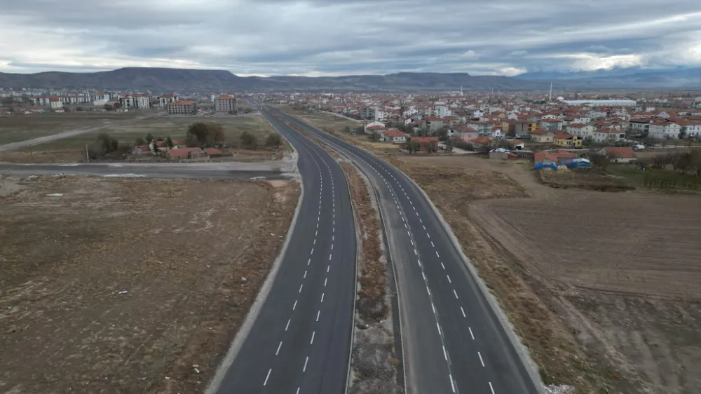 AKSARAY B.B. DİNÇER”50 METRELİK YENİ BULVARLA TRAFİK ÖNEMLİ ÖLÇÜDE RAHATLATTI”