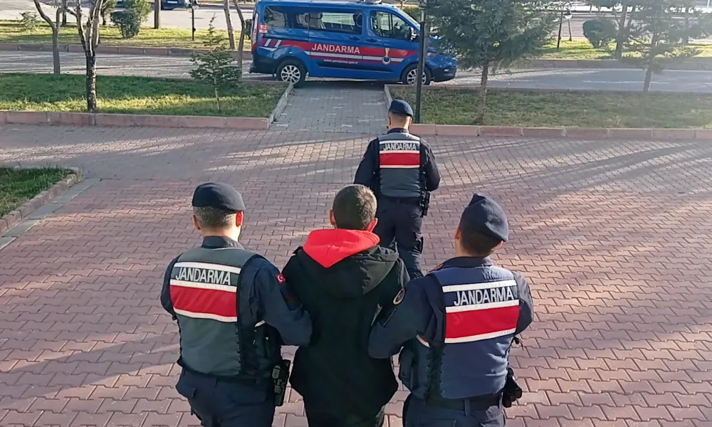  AKSARAY JANDARMASI SİLAHLA TEHDİT EDEN 16 YILLIK CEZASI OLAN HIRSIZI YAKALADI