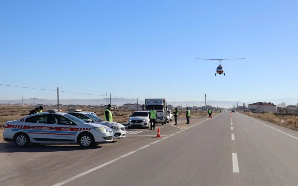 Aksaray Jandarması havadan helikopterle karadan trafik timleri ile trafik denetimi yapıyor