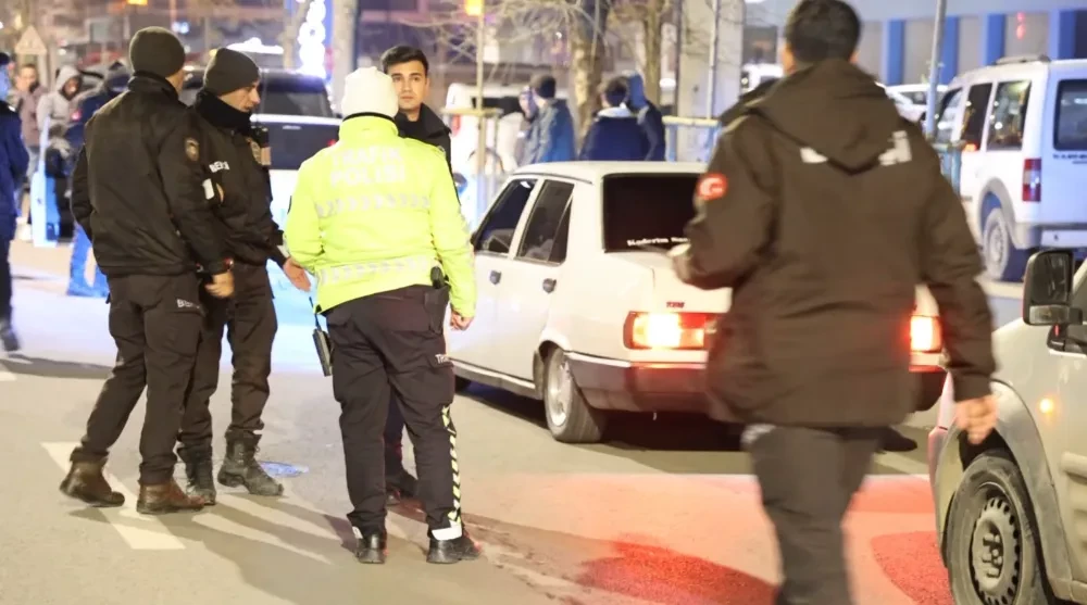 Aksaray da dört ayrı noktada polis uygulama yaptı 