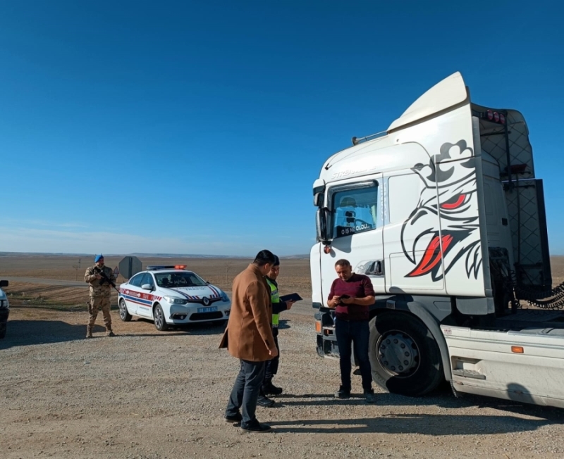 Jandarma Trafik Ekipleri Yük Taşıyan TIR