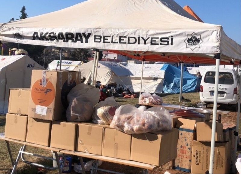 AKSARAY BELEDİYESİ DEPREM BÖLGESİNDE SICAK YEMEK İKRAMINDA BULUNUYOR 