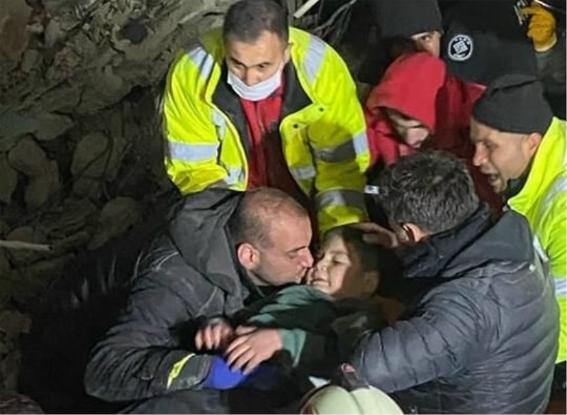 Deprem Bölgesinden 91 Saat Sonra Gelen Mucize 