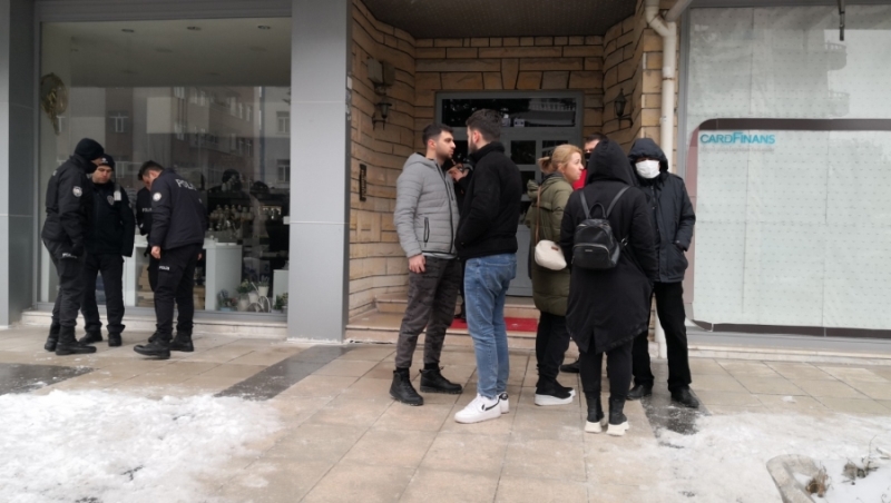 Aksaray’da ağır hasarlı olduğu iddia edilen 5 katlı bina tahliye edildi