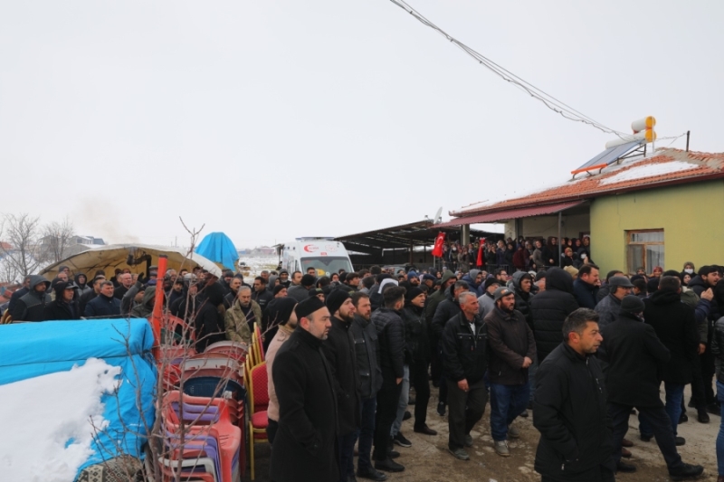 Aksaraylı Uzman Çavuş’un vefat eden eşi ve iki çocuğu toprağa verildi