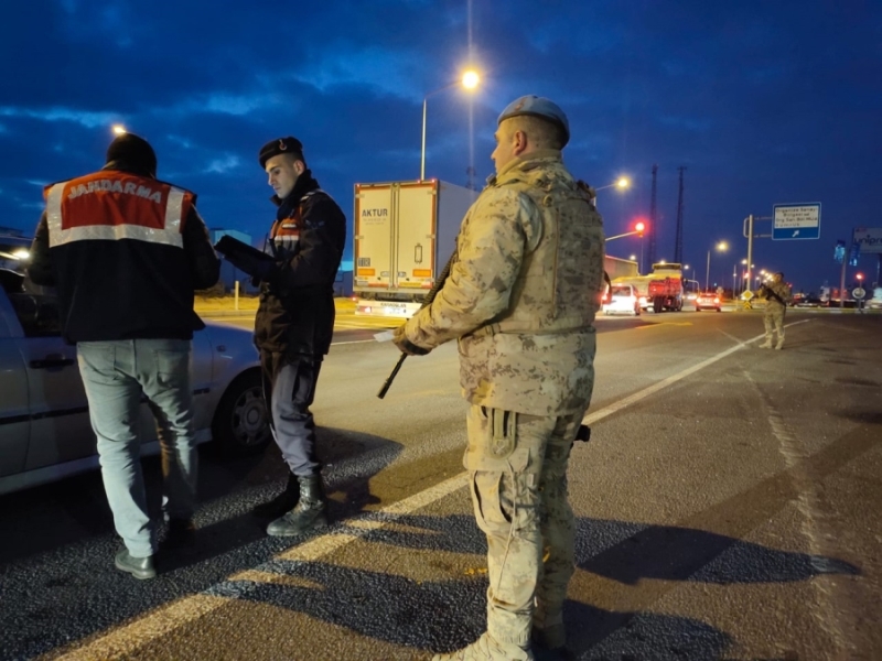 Aksaray Jandarması Son Bir Ayda Çeşitli Suçlardan Aranan 454 Kişiyi Yakaladı 