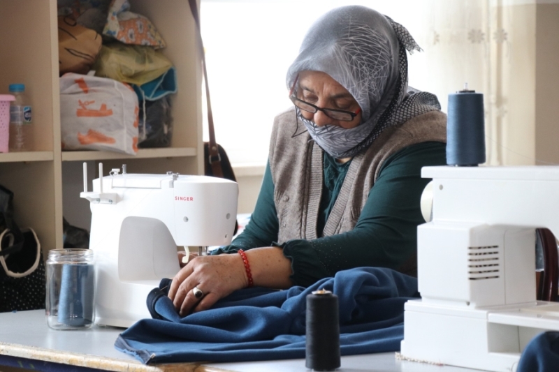 Dikiş makinesi başına geçen kadın veliler,kıyafet dikip deprem bölgesine gönderiyor