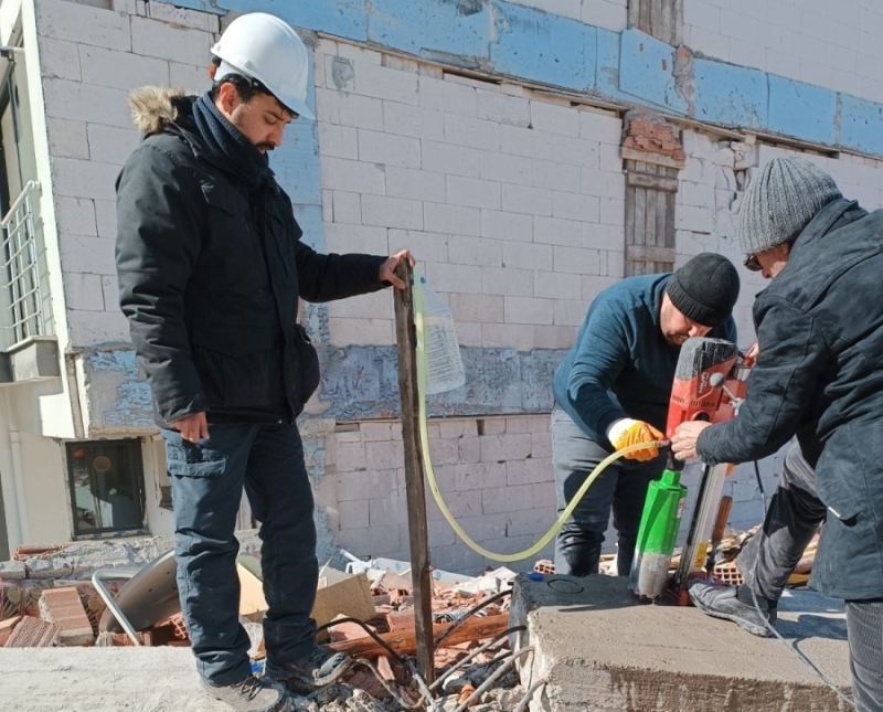 Enkazlardan Adli Delil Toplama Çalışmaları Sürüyor 