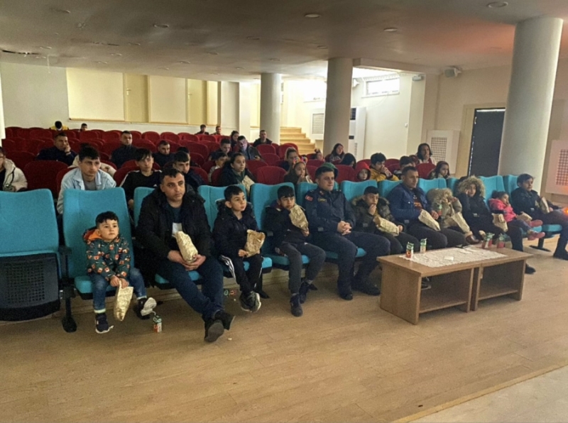 Aksaray Jandarması Depremzedelere Yardım Moral Motivasyon Çalışmalarını Sürdürüyor 