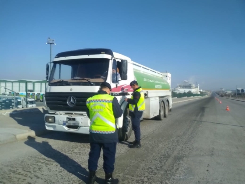 Aksaray Jandarması Yük Taşıyan Araçlara Yönelik Denetimlerini Sürdürüyor 