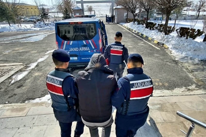 Aksaray’da Çeşitli Suçlardan Aranan ve Hakkında 10 Yıl Cezası Bulunan Şahıs Yakalandı