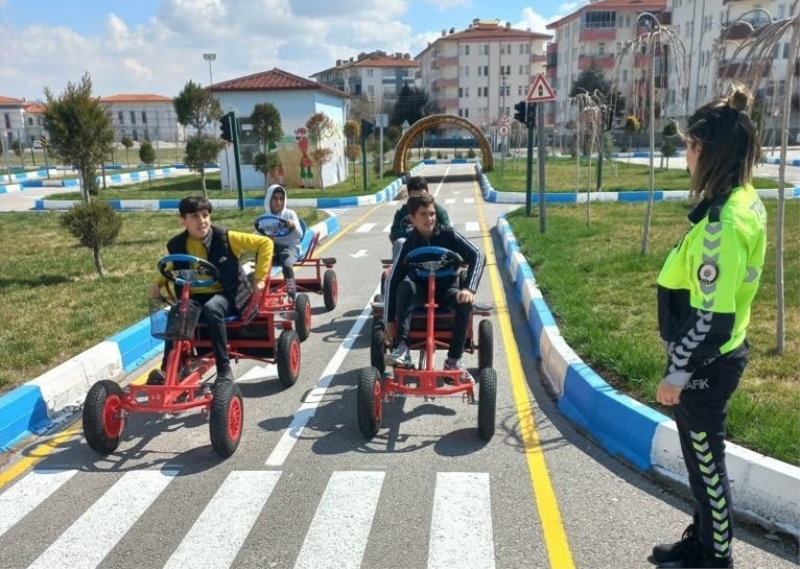   Aksaray Polisi Trafik Eğitim Parkurunda 71 Okuldan Gelen 1918 Öğrenciye Trafik Güvenliği Eğitimi Verdi        