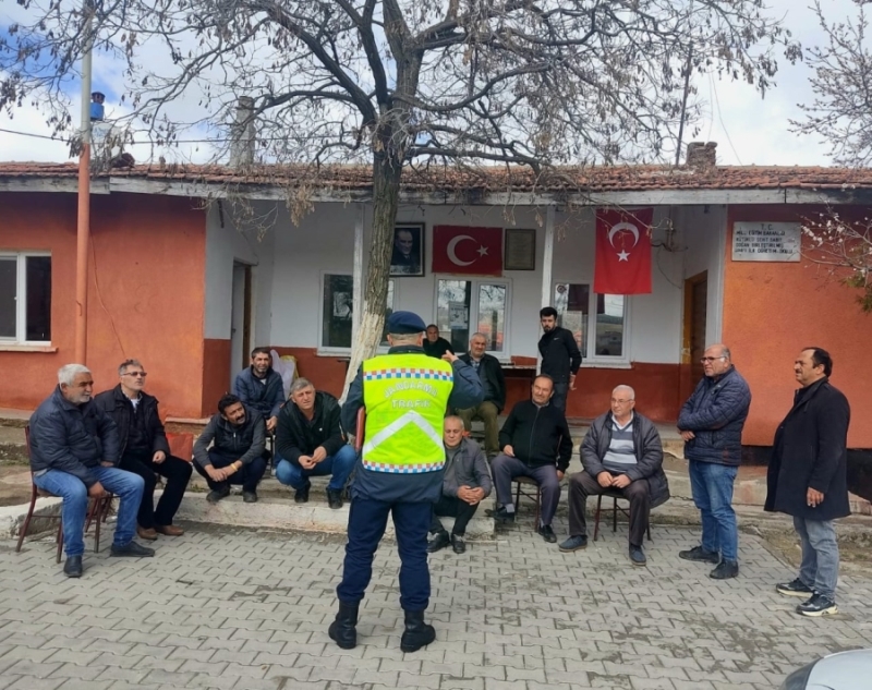 Jandarma Vatandaşlara Trafik Güvenliği Konusunda Bilgilendirme Yapıyor 