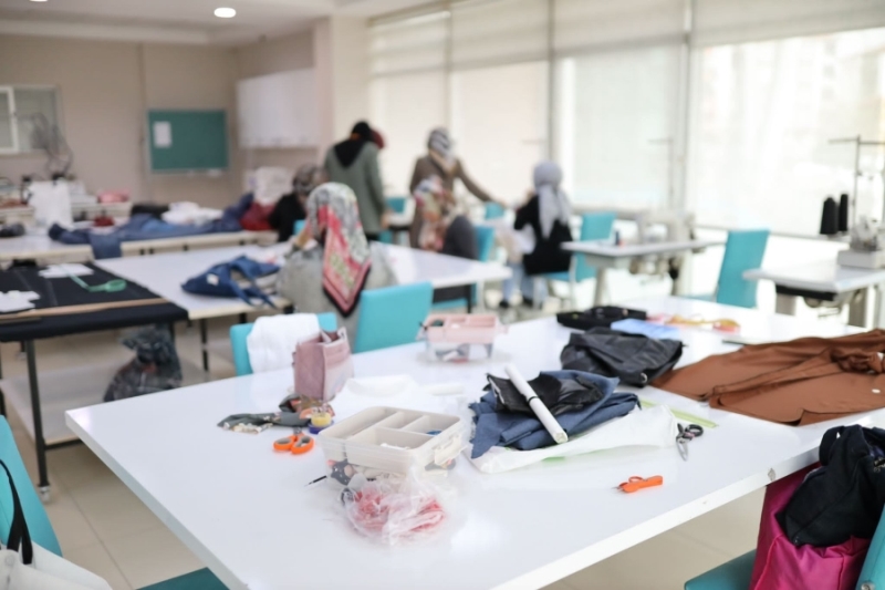 ÜRETEN KADIN, GÜÇLÜ TOPLUM İÇİN AKMEK VE KADIN AKTİVİTE MERKEZLERİNDE KURSLAR DEVAM EDİYOR