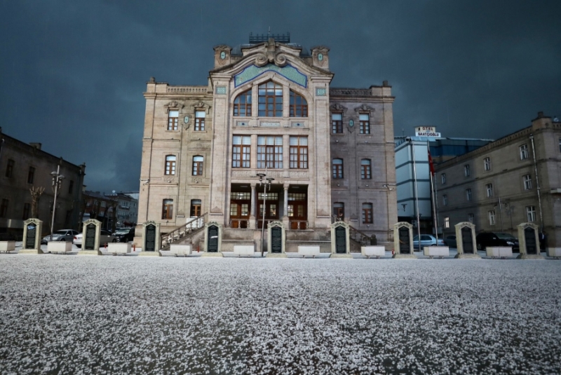 Kar değil dolu yağdı