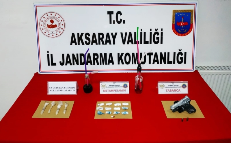 Aksaray jandarması uyuşturucu ticareti yapan 3 kişiyi uyuşturucu maddeler ile birlikte yakaladı