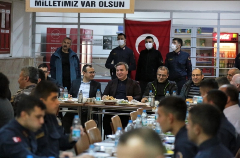 Vali Hamza Aydoğdu, Jandarma personeli ve askerlerle sahur yaptı